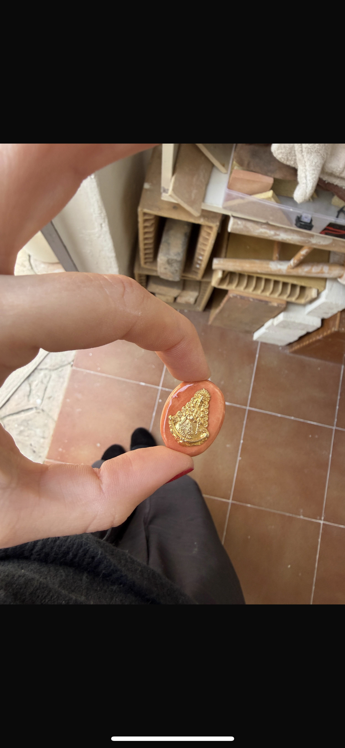 (Preventa 10 días de fabricación) Broche Virgen del Rocío, diseño Doblece. Pieza elaborada en cerámica a mano y virgen de acero inoxidable. Un detalle especial.