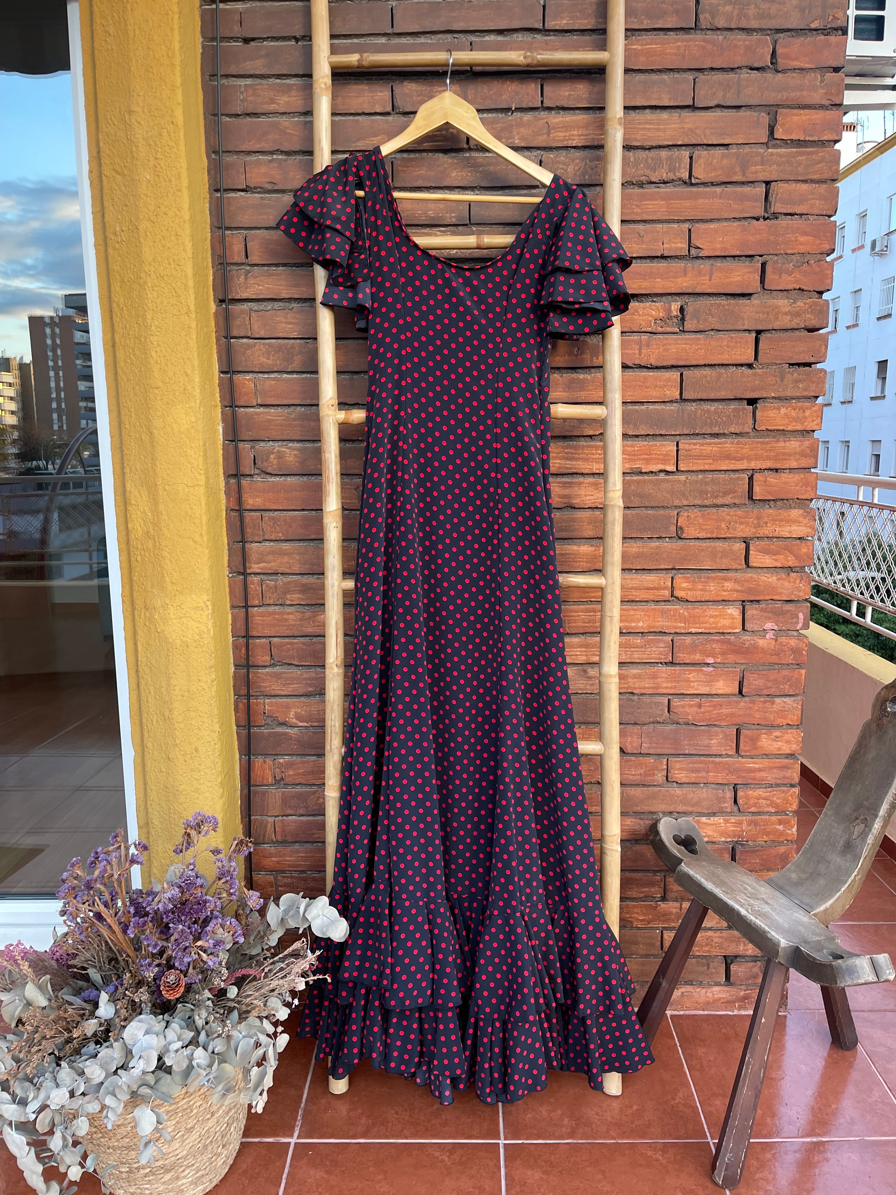 Bata Romería Huelva.Tenemos en stock negra lunar rojo. En 36 y en 38. Talla pequeño.