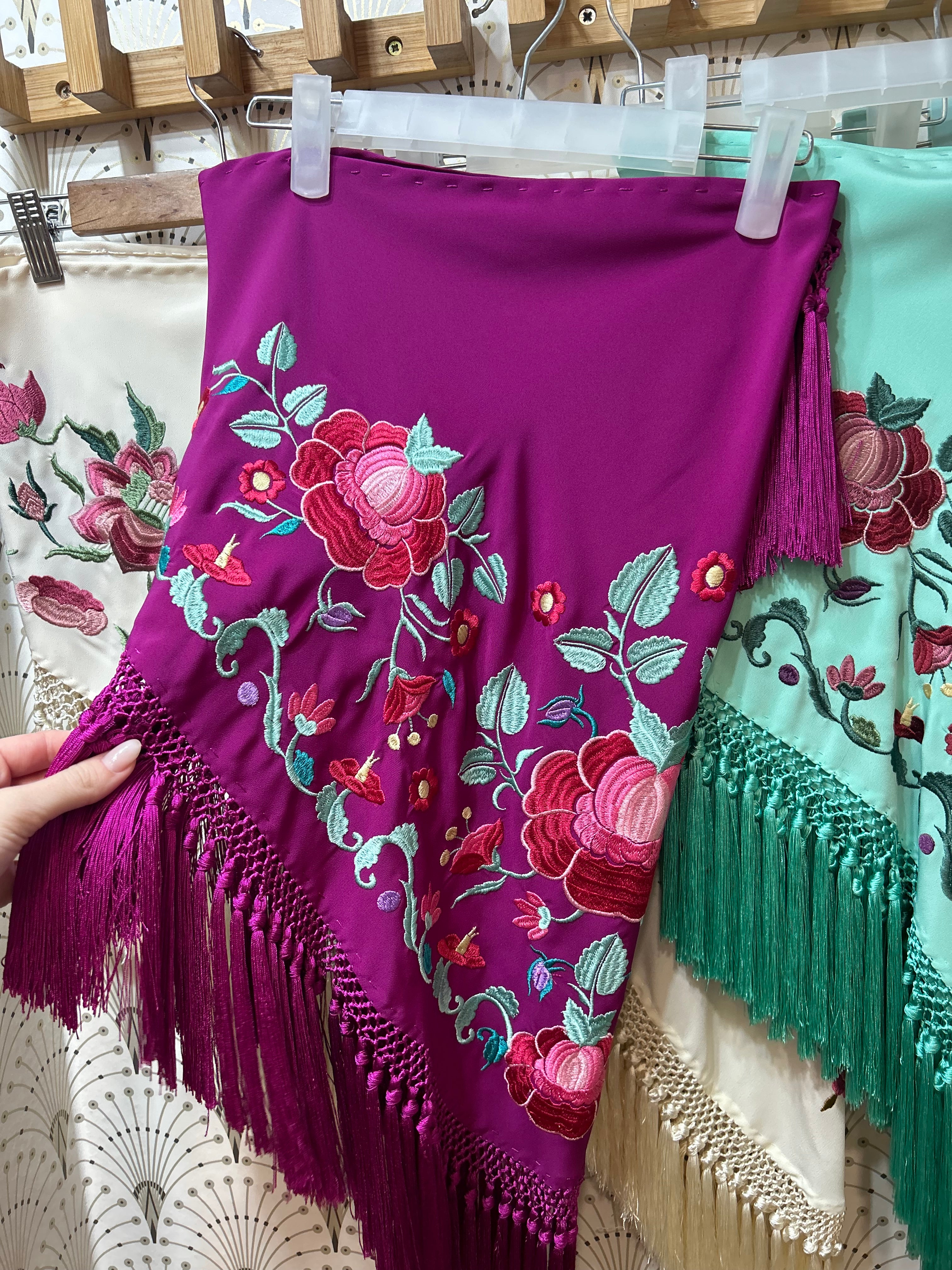 Mantón fleco corto. Consúltame colores o si quieres ver algún modelo en detalle