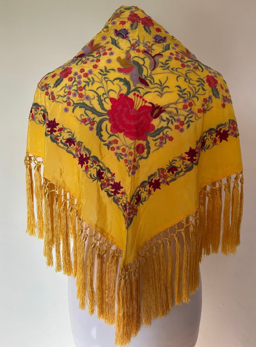 Mantón Garrotín amarillo