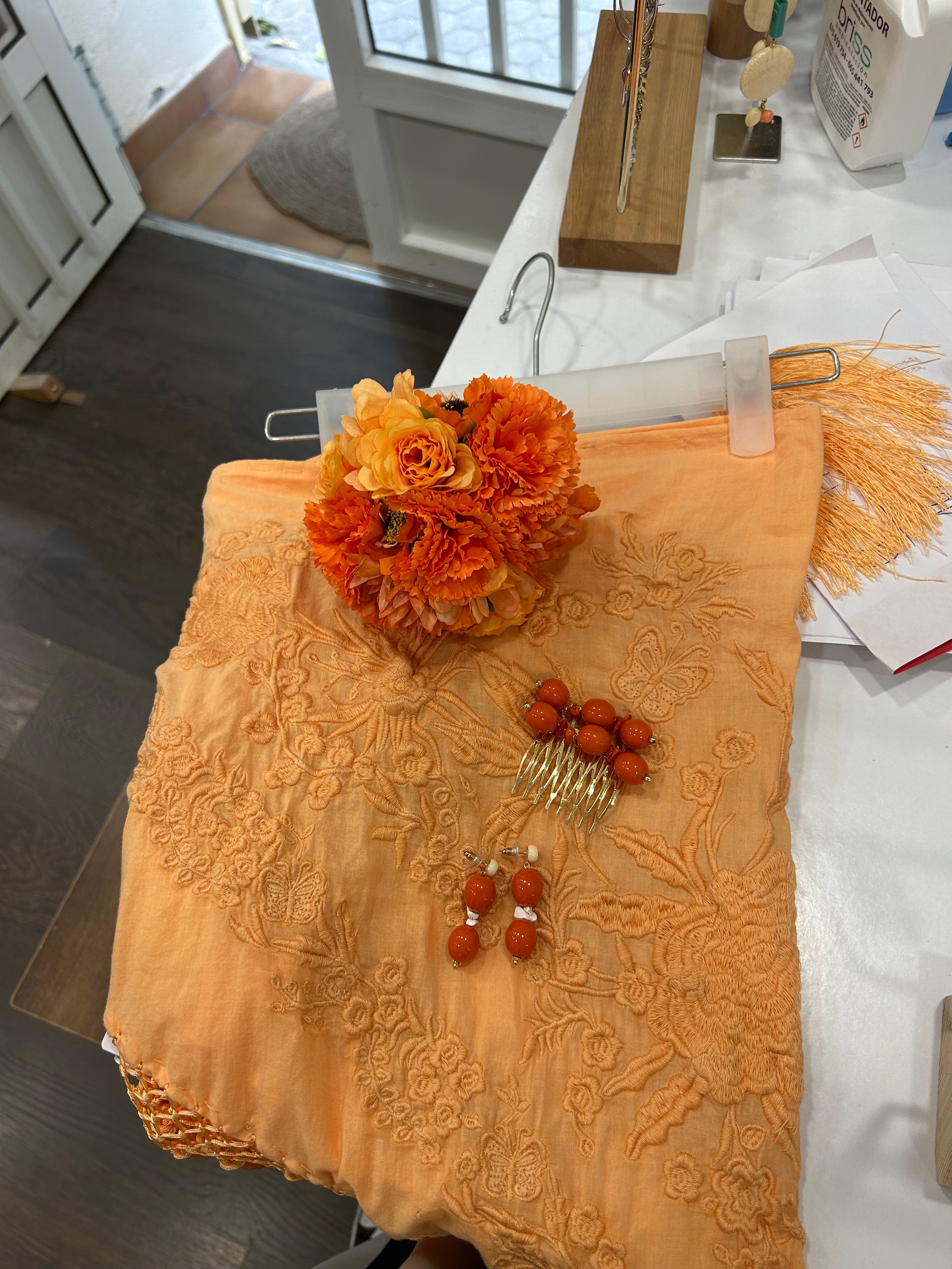 Traje rojo rebajas m, (cambio de talla abonar diferencia de dinero) , mantón mandarina, pendiente naranja , flor naranja, 2 peinas