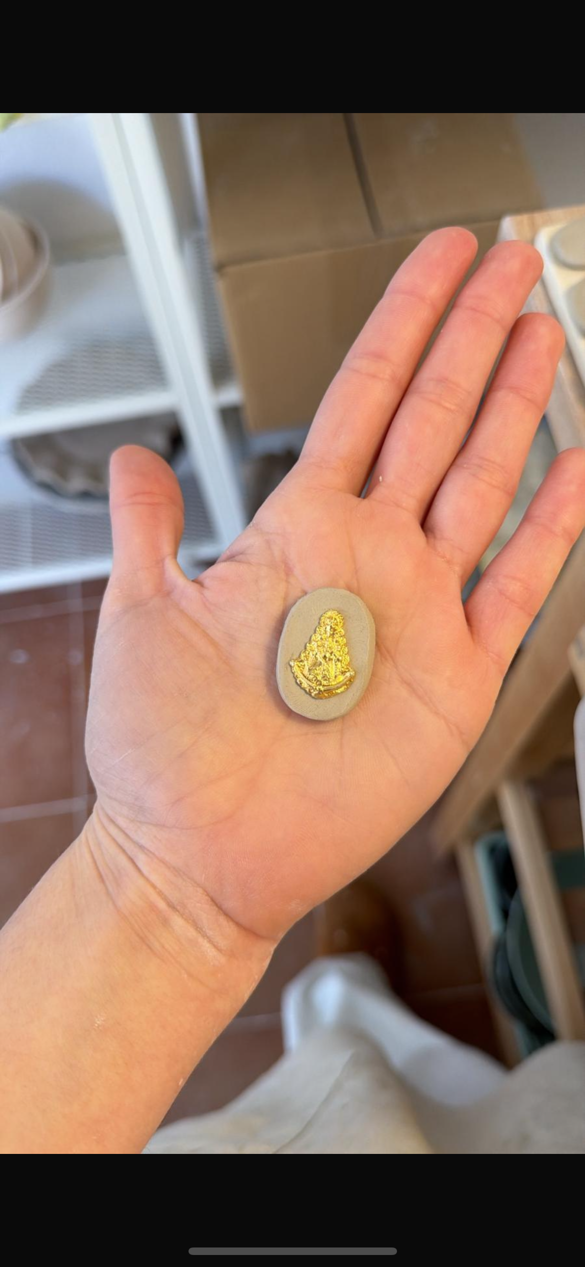 (Preventa 10 días de fabricación) Broche Virgen del Rocío, diseño Doblece. Pieza elaborada en cerámica a mano y virgen de acero inoxidable. Un detalle especial.