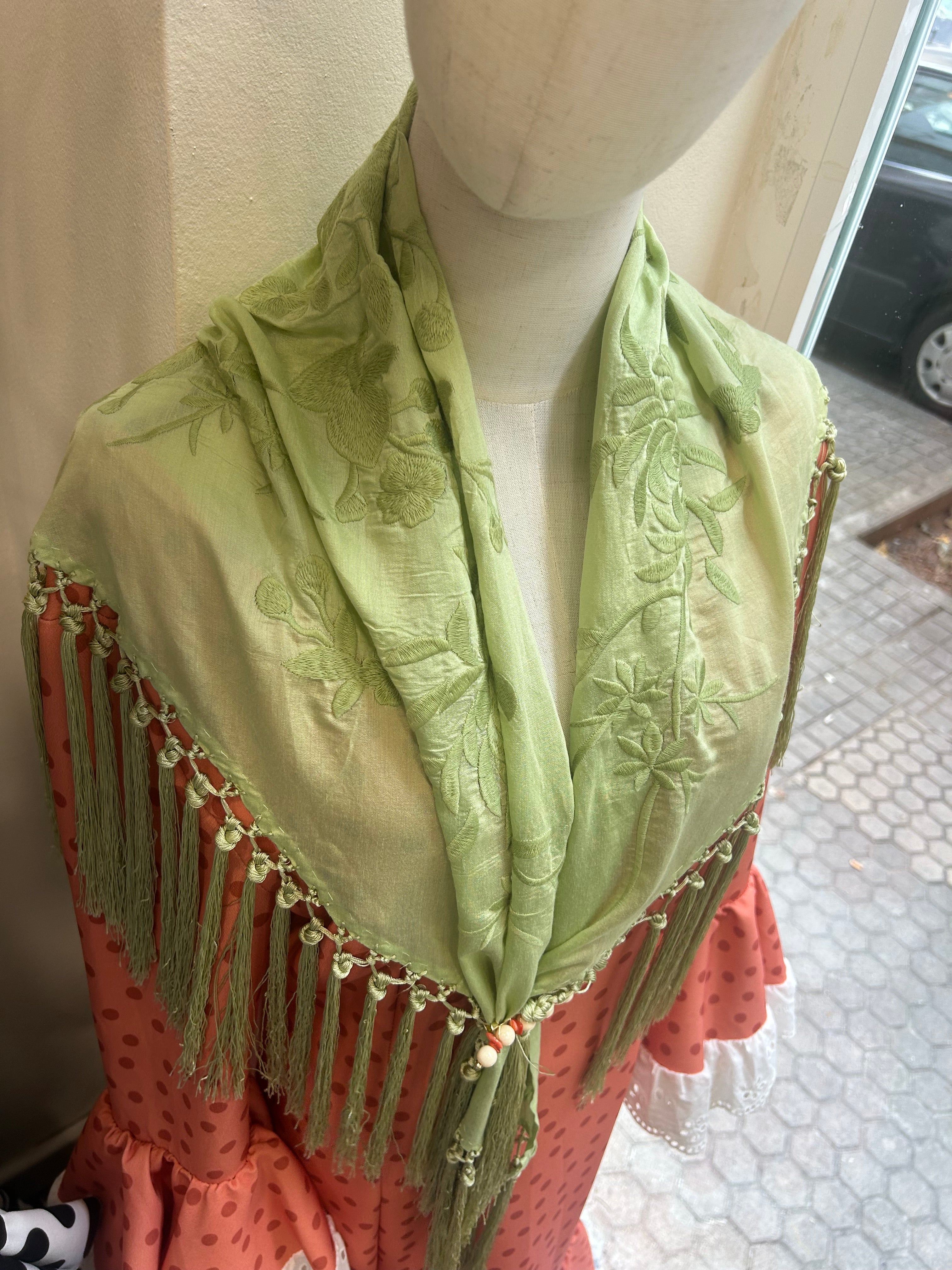 Mantón 90€ consúltame colores o si quieres ver algún modelo en detalle