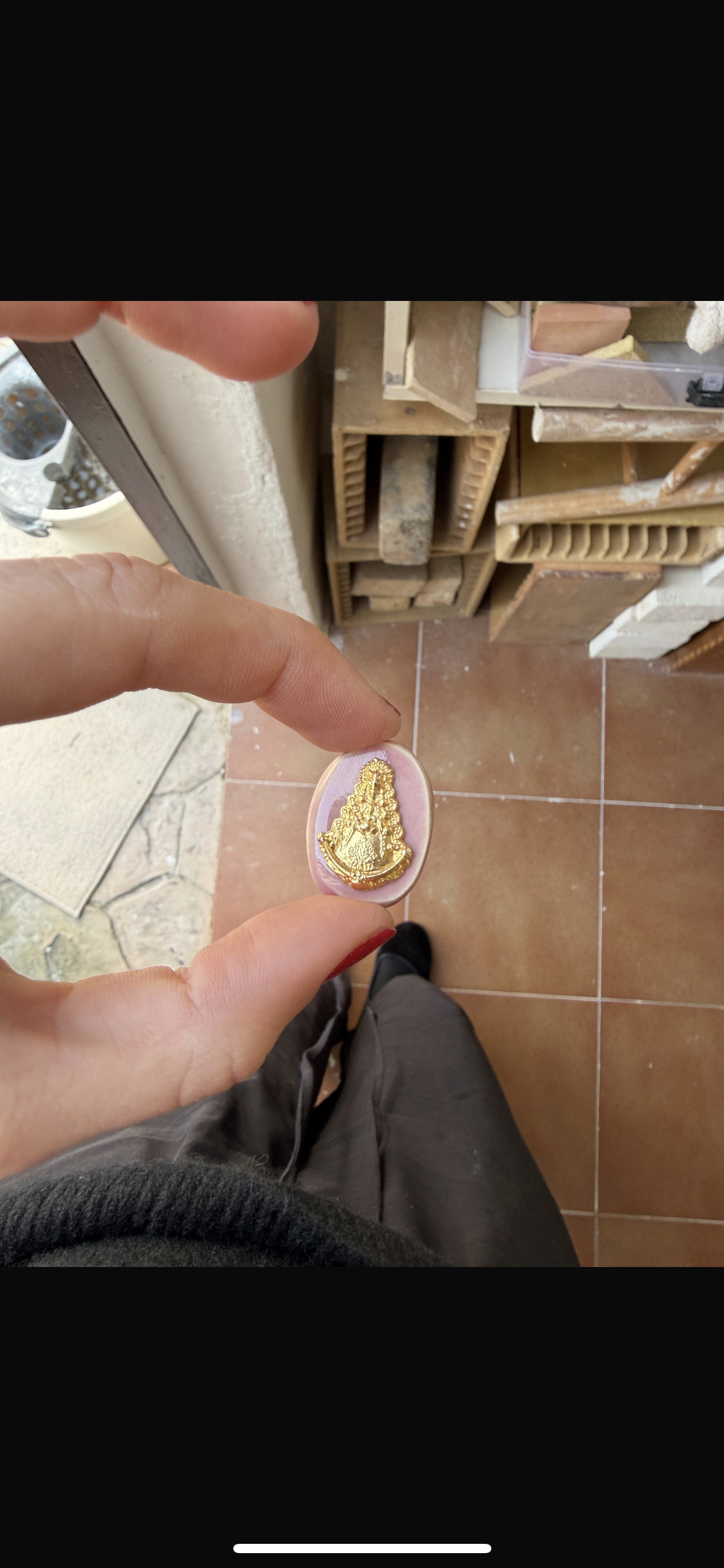 (Preventa 10 días de fabricación) Broche Virgen del Rocío, diseño Doblece. Pieza elaborada en cerámica a mano y virgen de acero inoxidable. Un detalle especial.