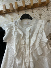 Cargar imagen en el visor de la galería, BLUSA PERFORADA blanca
