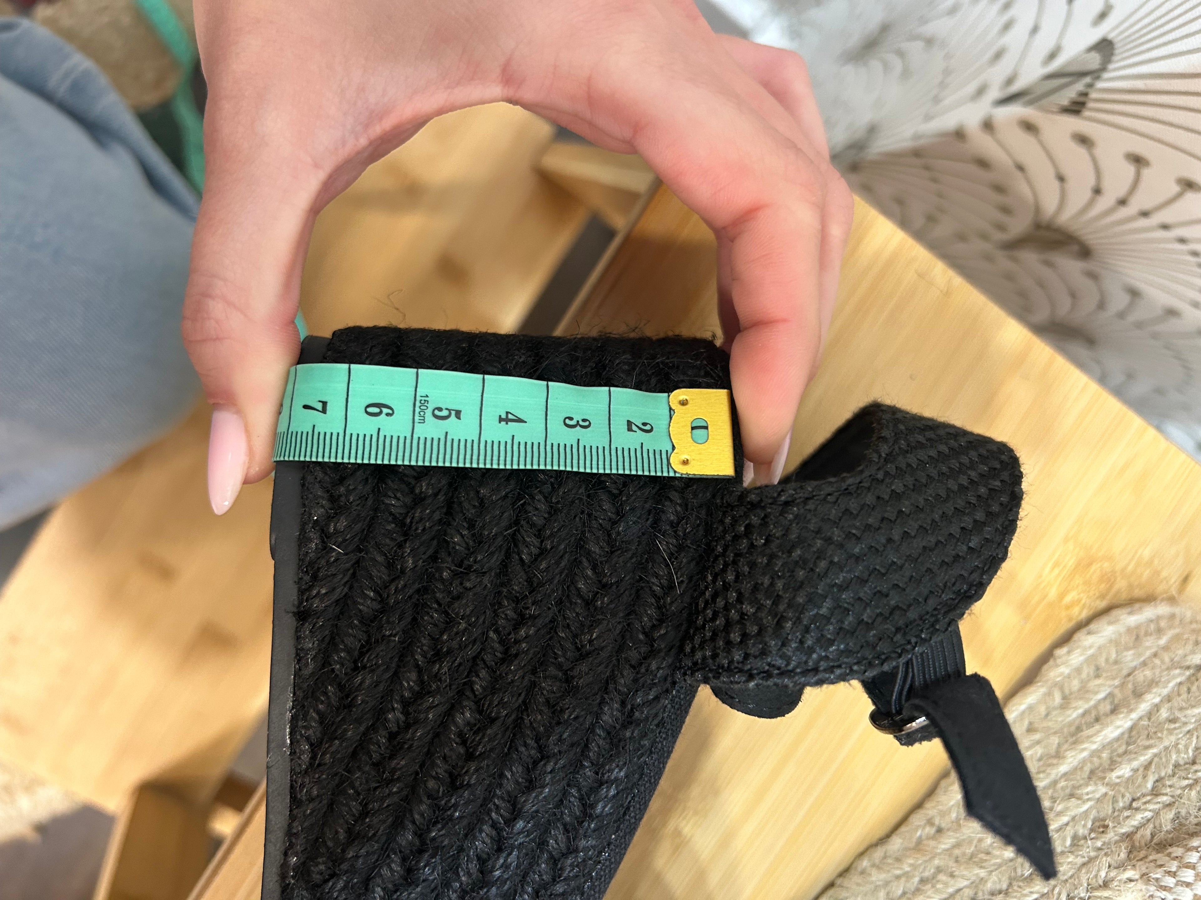 Cuñas beige talla algo más grande. un número menos del habitual