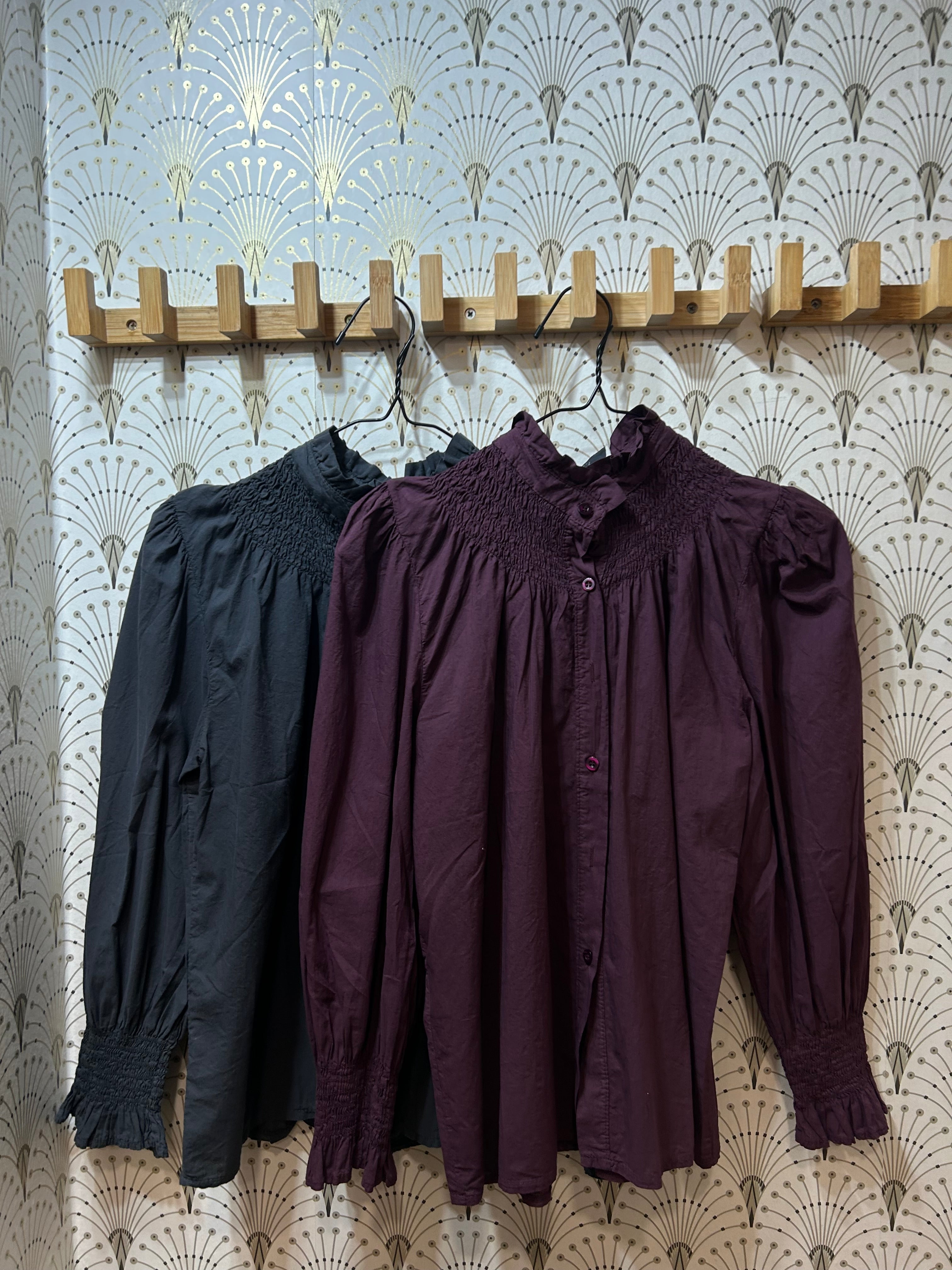 Blusa Martina. Detalle cuello y puños panal abeja