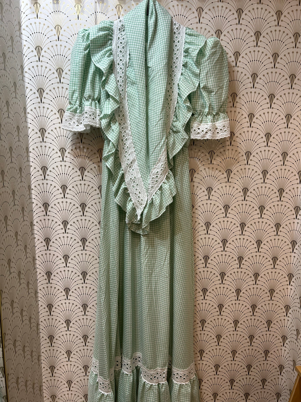 Consúltamesi hay. talla única, goma elástica.Bata María verde vichy + pico  o