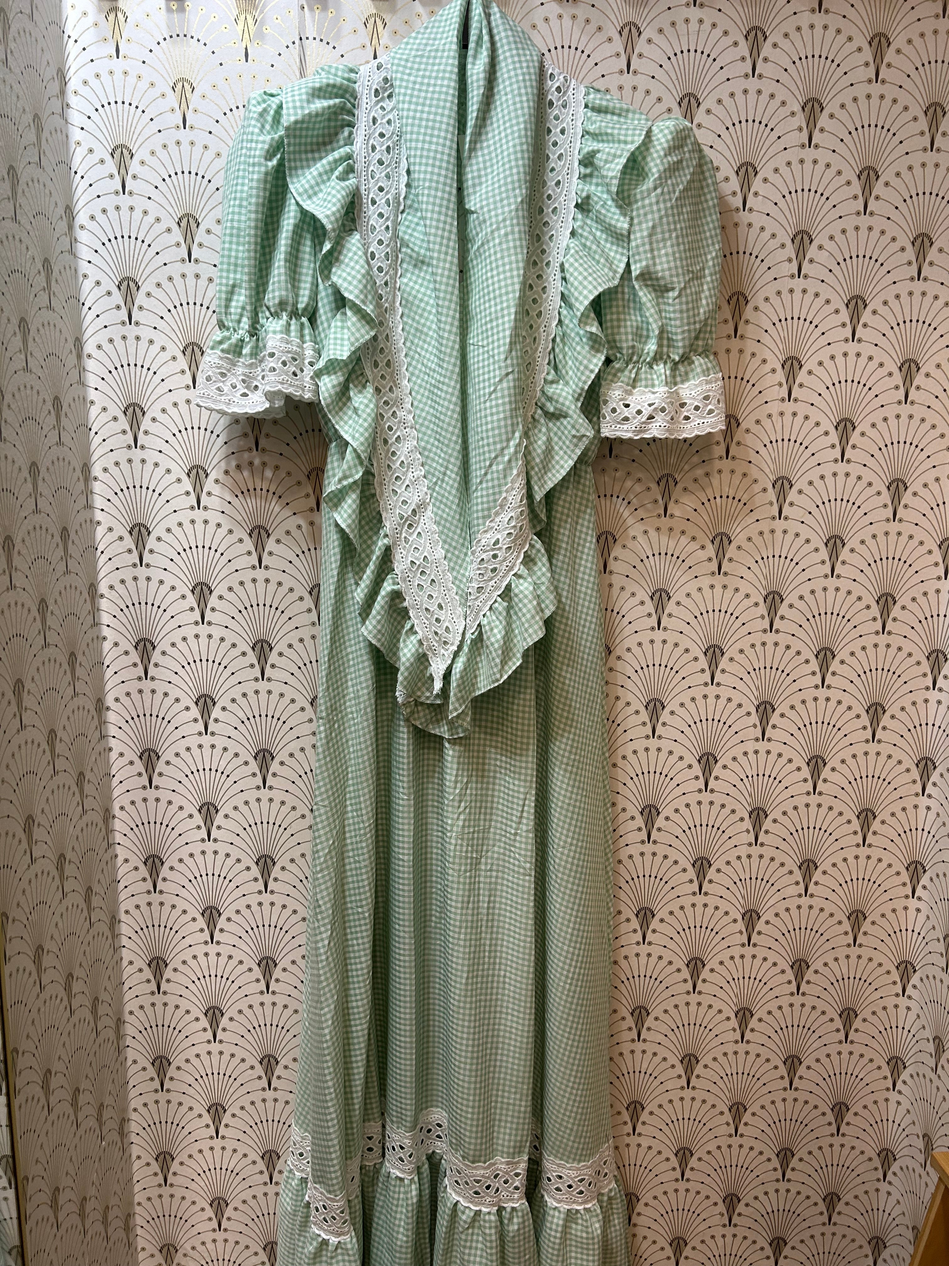 Consúltamesi hay. talla única, goma elástica.Bata María verde vichy + pico  o