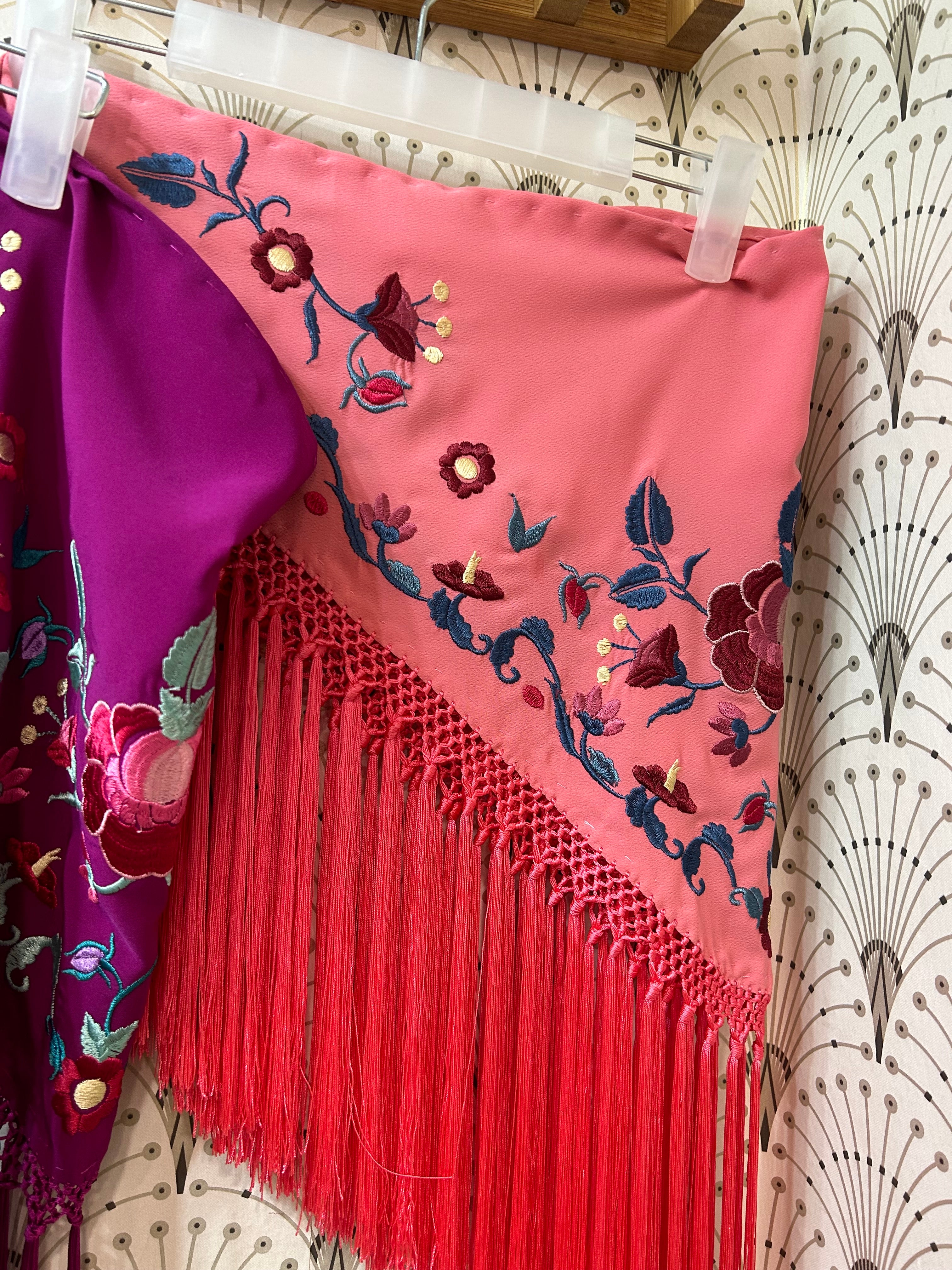 Mantón pequeño o de niña. consúltame colores o si quieres ver algún modelo en detalle