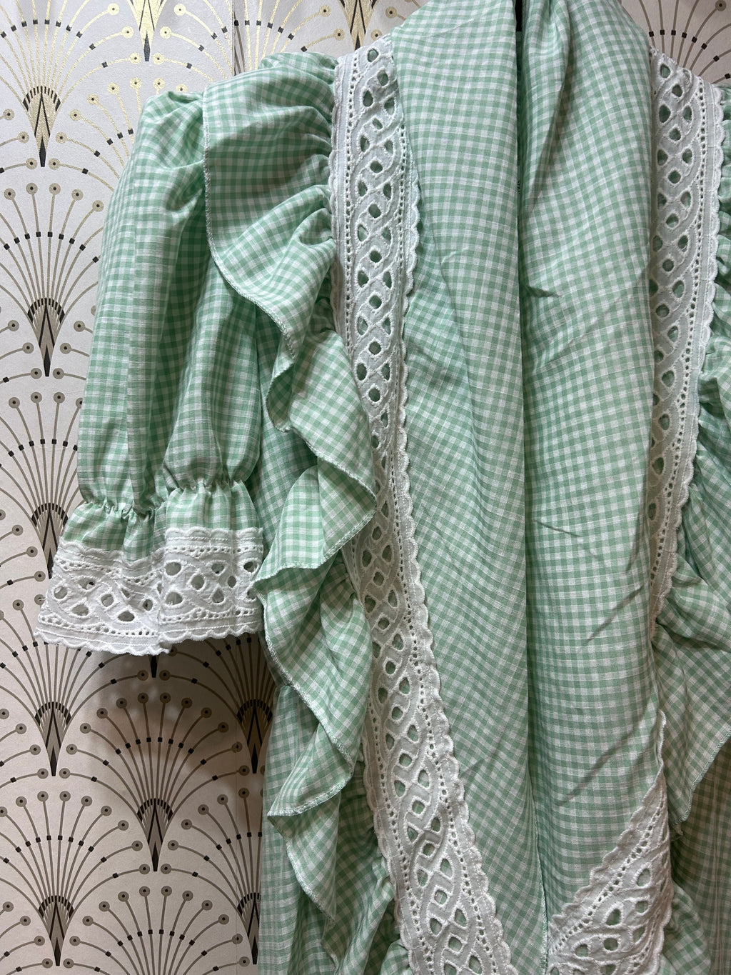 Consúltamesi hay. talla única, goma elástica.Bata María verde vichy + pico  o