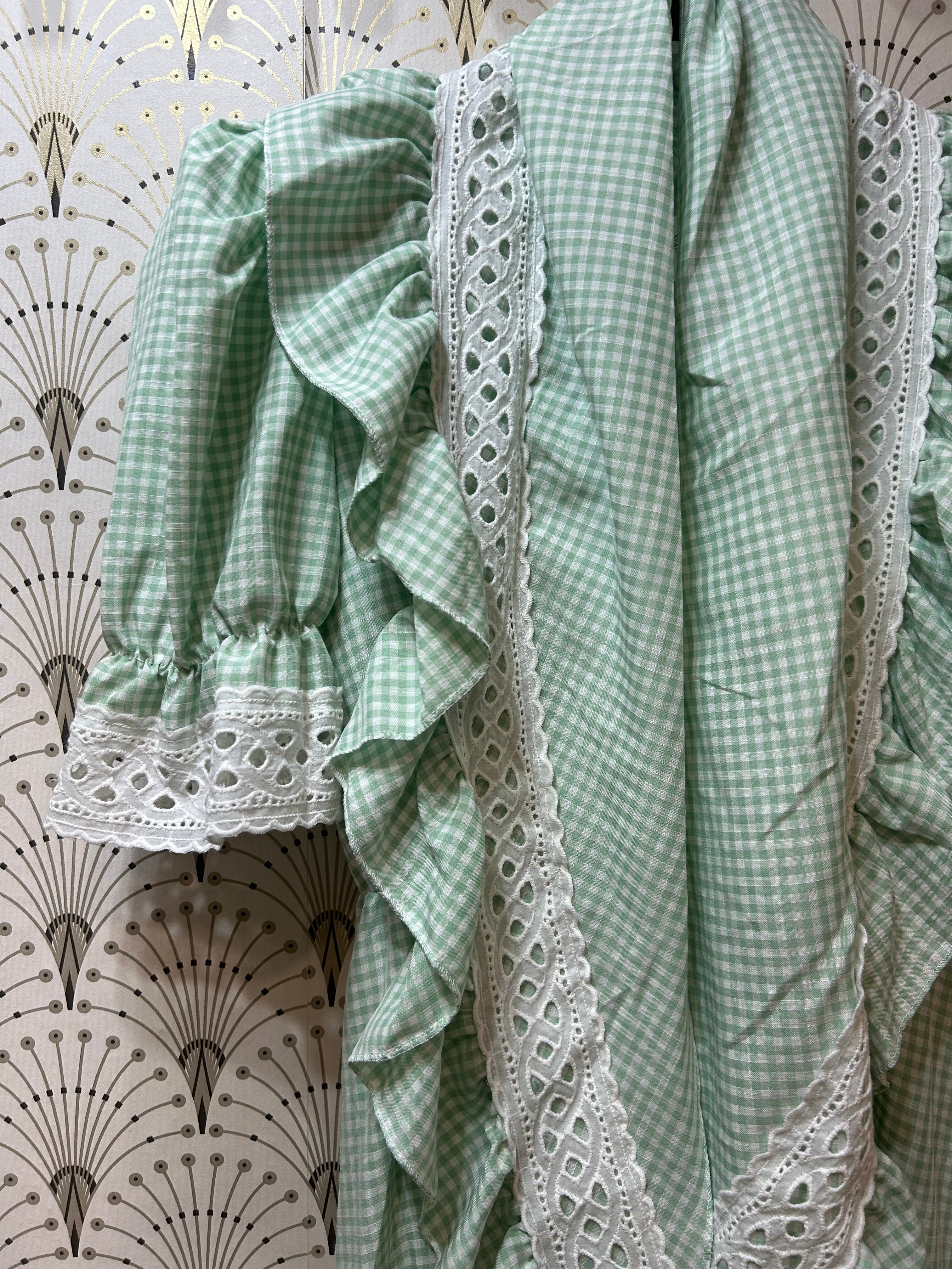 Consúltamesi hay. talla única, goma elástica.Bata María verde vichy + pico  o
