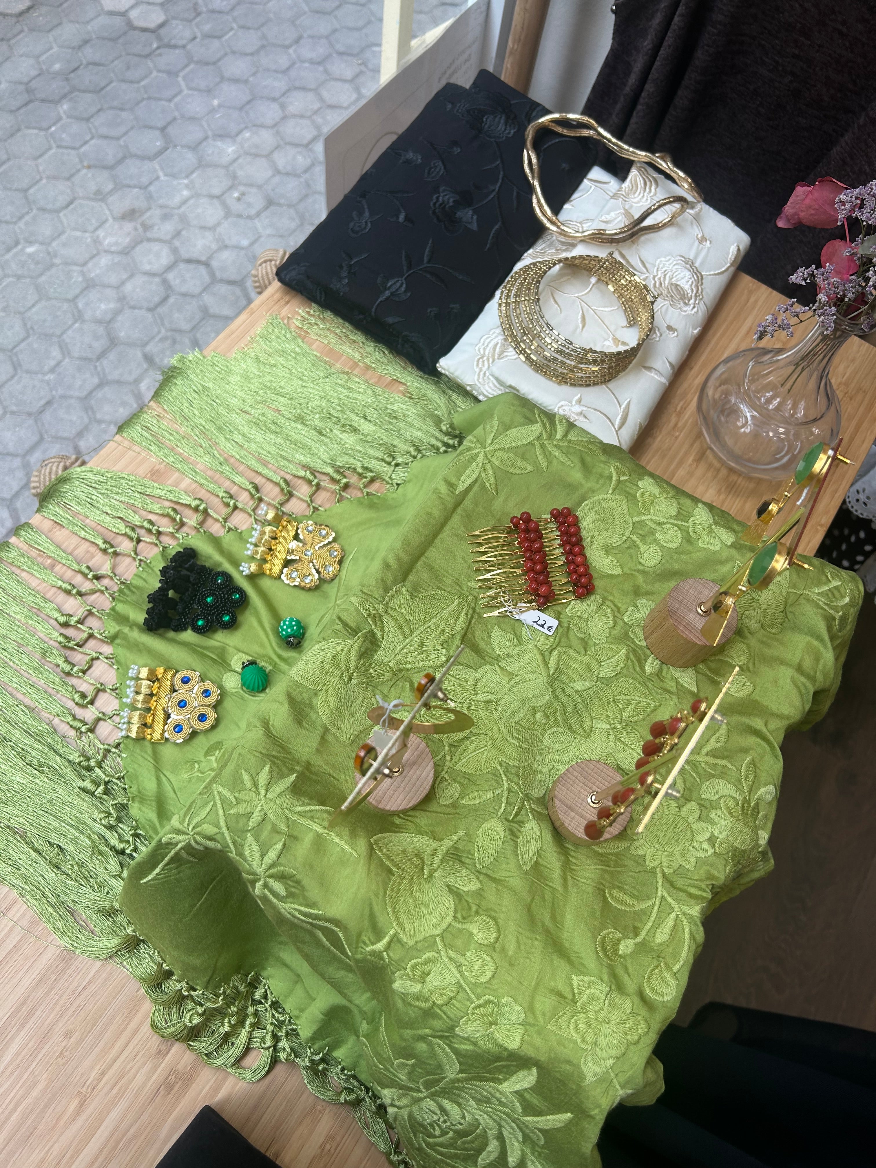 Mantón 90€ consúltame colores o si quieres ver algún modelo en detalle