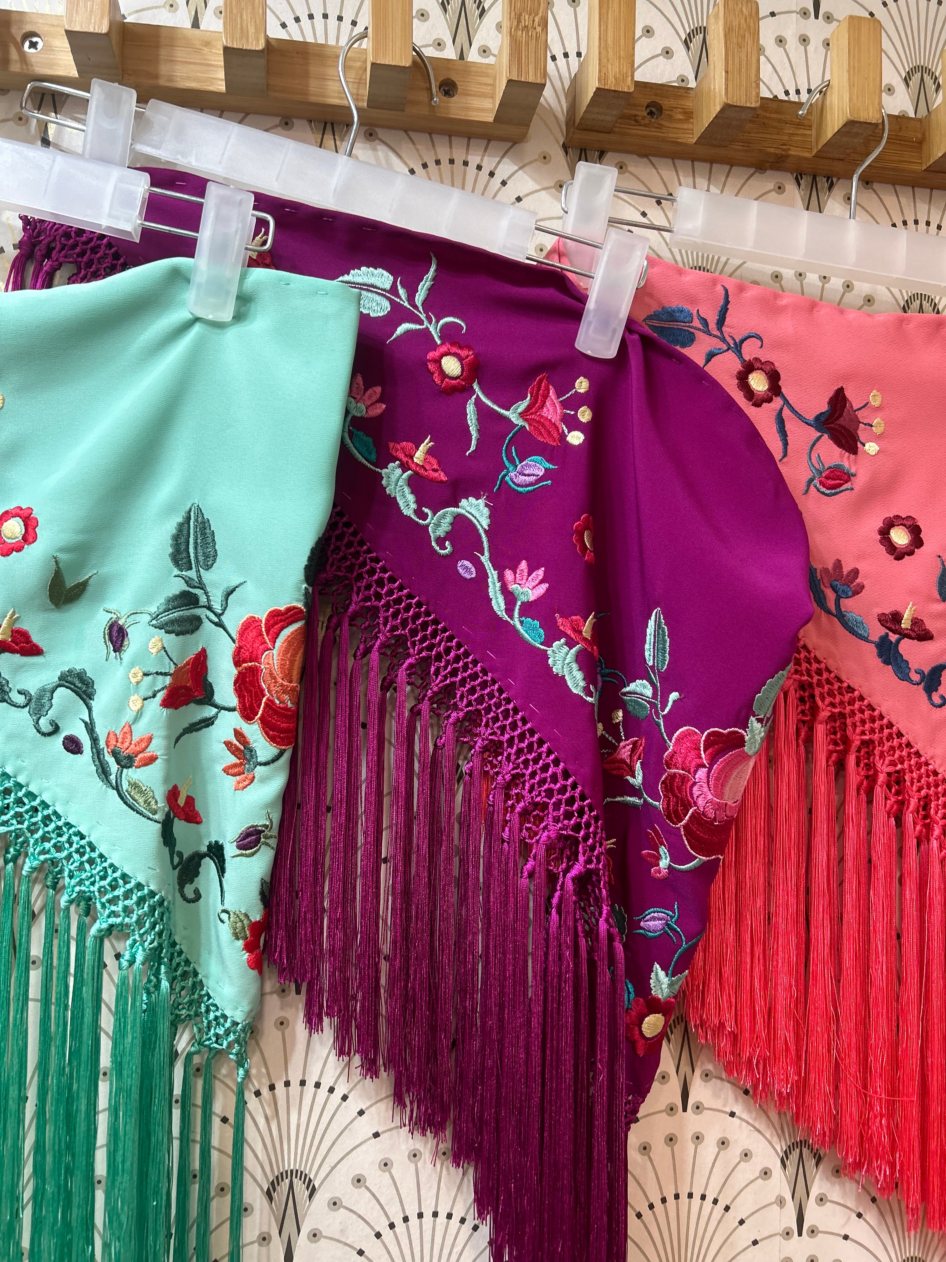 Mantón pequeño o de niña. consúltame colores o si quieres ver algún modelo en detalle
