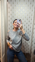 Cargar imagen en el visor de la galería, CAMISETA TACHUELAS
