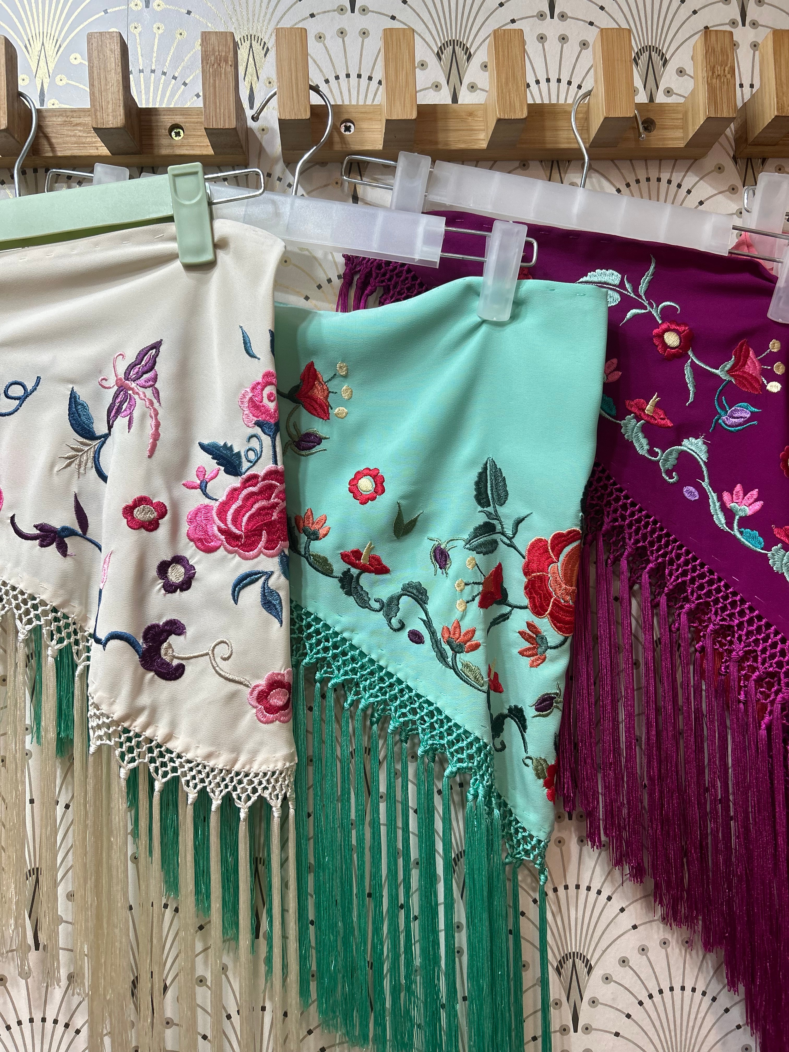 Mantón pequeño o de niña. consúltame colores o si quieres ver algún modelo en detalle