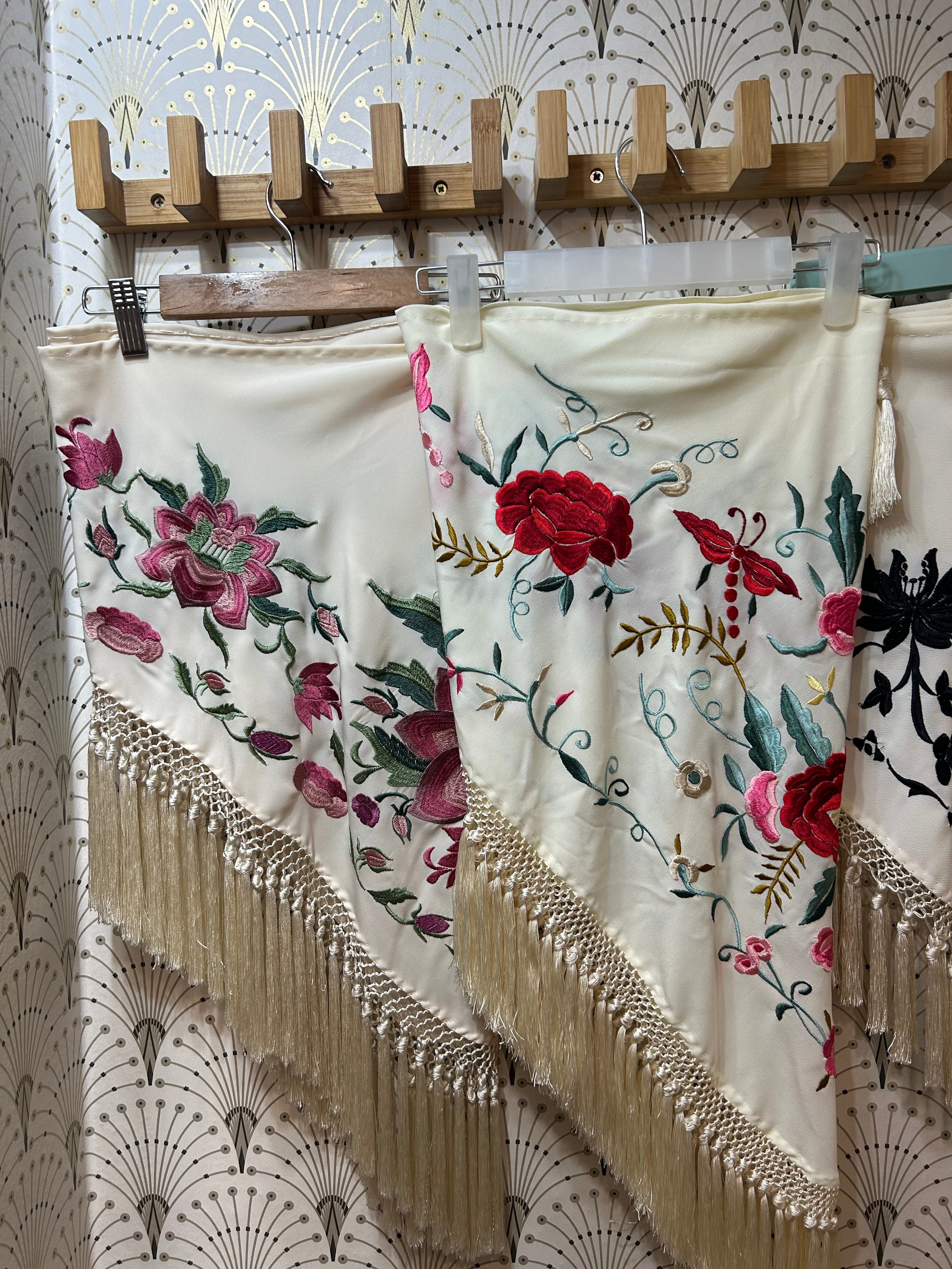 Mantón fleco corto. Consúltame colores o si quieres ver algún modelo en detalle