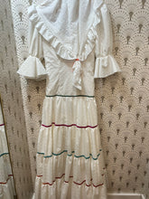 Cargar imagen en el visor de la galería, BATA FRIDA PERFORADA BLANCA / CRUDA COLORINES
