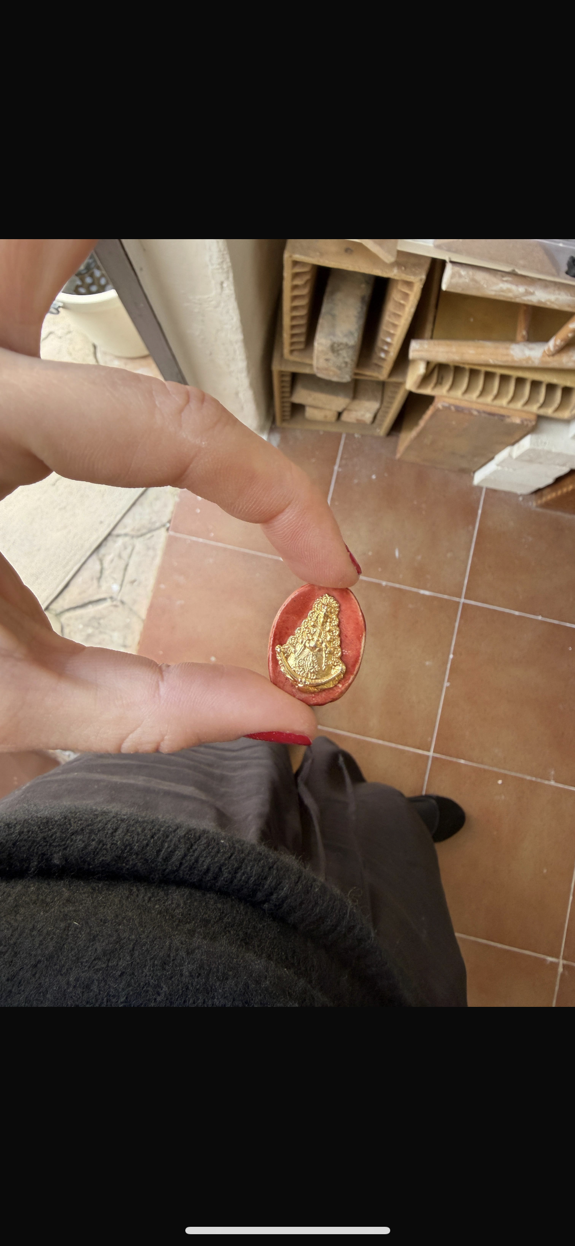 (Preventa 10 días de fabricación) Broche Virgen del Rocío, diseño Doblece. Pieza elaborada en cerámica a mano y virgen de acero inoxidable. Un detalle especial.
