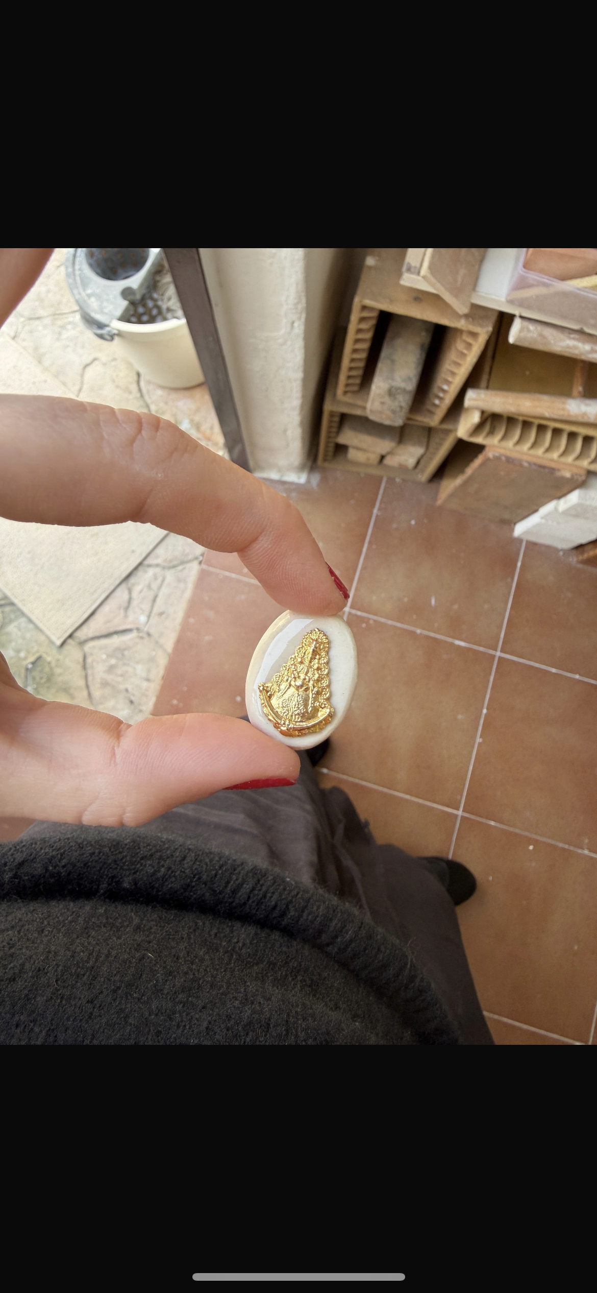 (Preventa 10 días de fabricación) Broche Virgen del Rocío, diseño Doblece. Pieza elaborada en cerámica a mano y virgen de acero inoxidable. Un detalle especial.