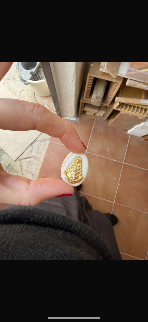 (Preventa 10 días de fabricación) Broche Virgen del Rocío, diseño Doblece. Pieza elaborada en cerámica a mano y virgen de acero inoxidable. Un detalle especial.