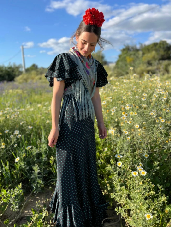 Bata Romería Huelva.Tenemos en stock negra lunar rojo. En 36 y en 38. Talla pequeño.