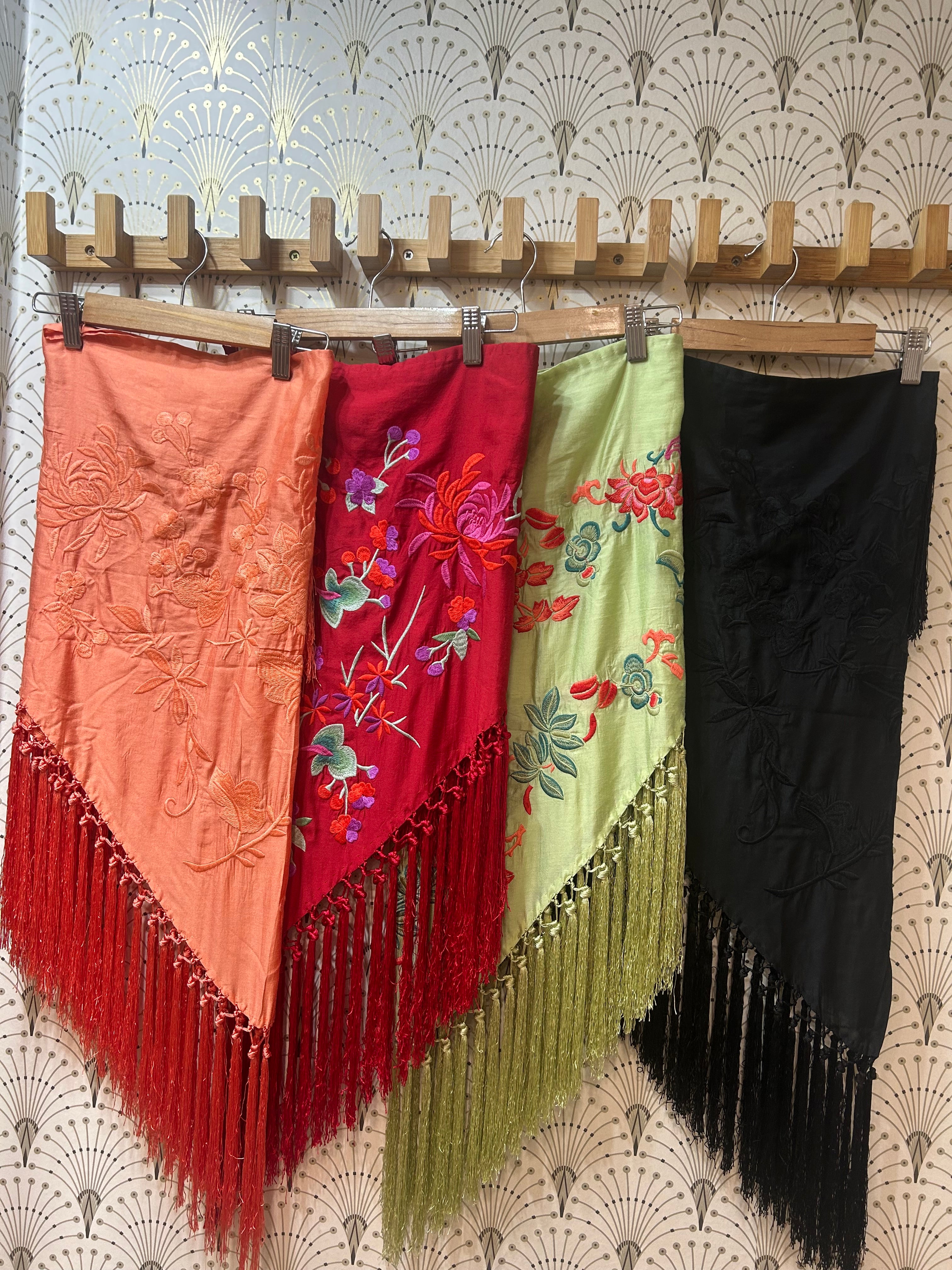 Mantón 90€ consúltame colores o si quieres ver algún modelo en detalle