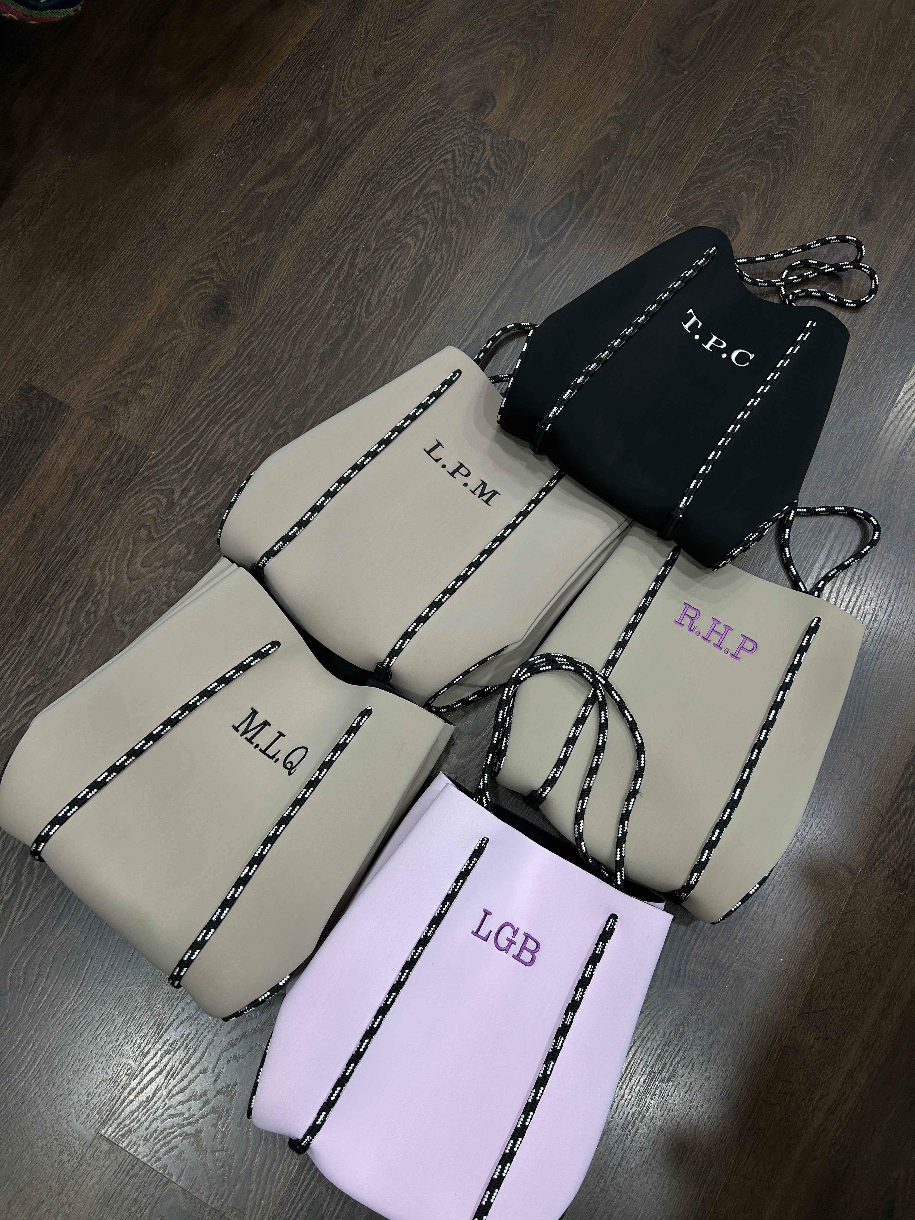 bolsos neopreno ese precio por tener iniciales falladas