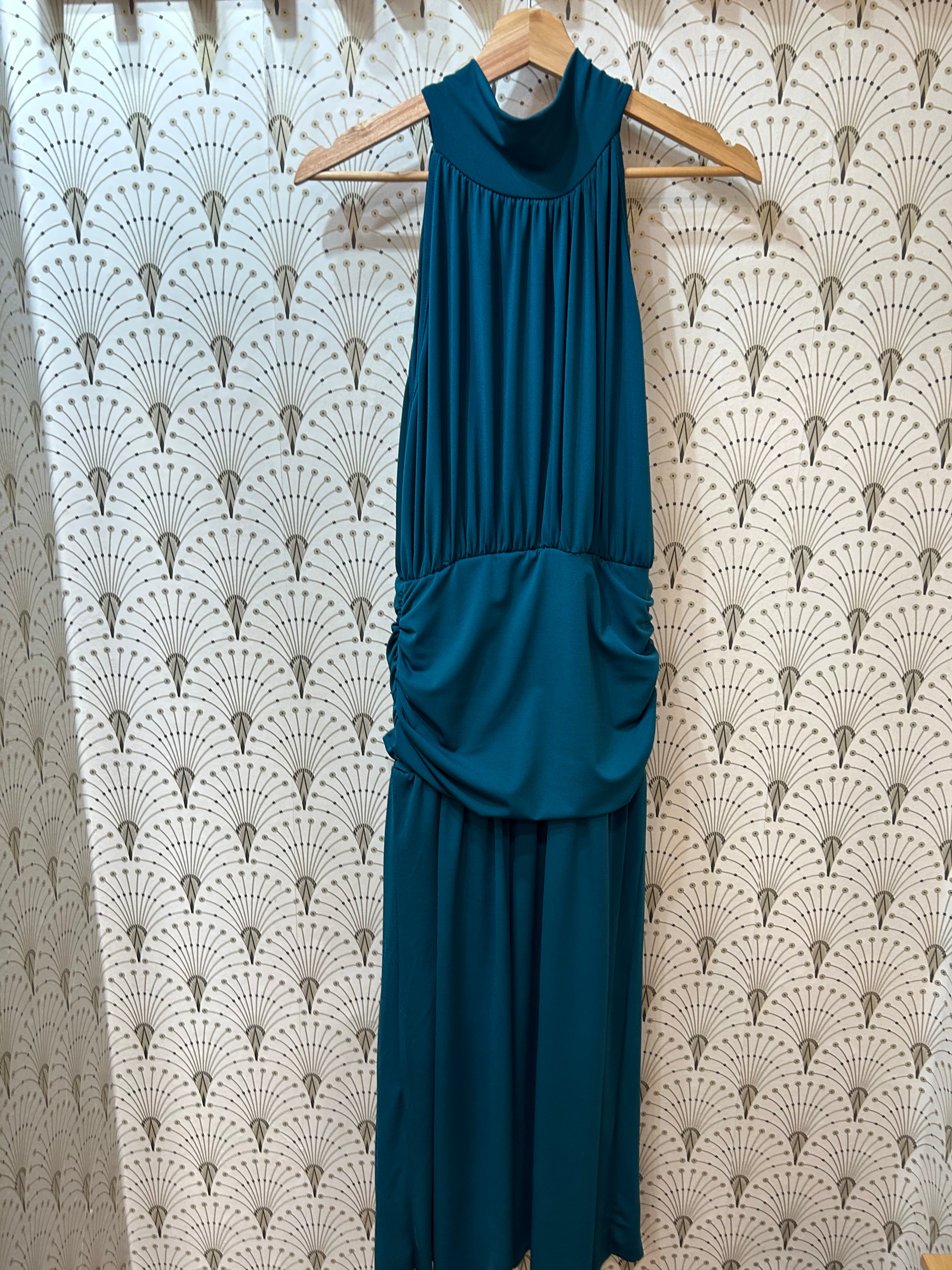 Vestido Inma verde petróleo. Cuello halter. Frunce vientre que estiliza