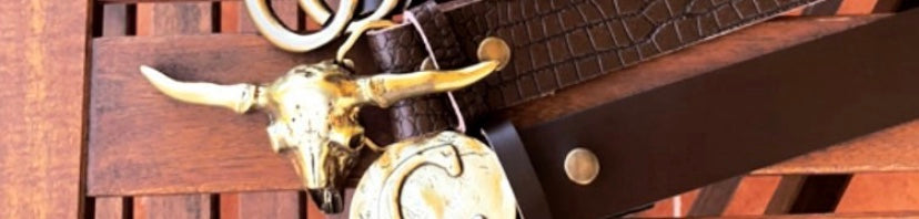 Búfalo dorado y correa marrón serpiente