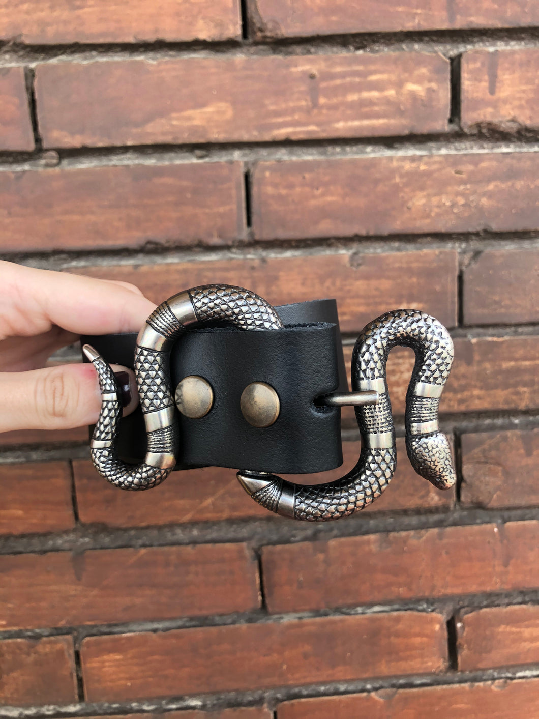 Cinturón serpiente plateada y correa piel